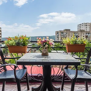 فندق S.r, تبليسي